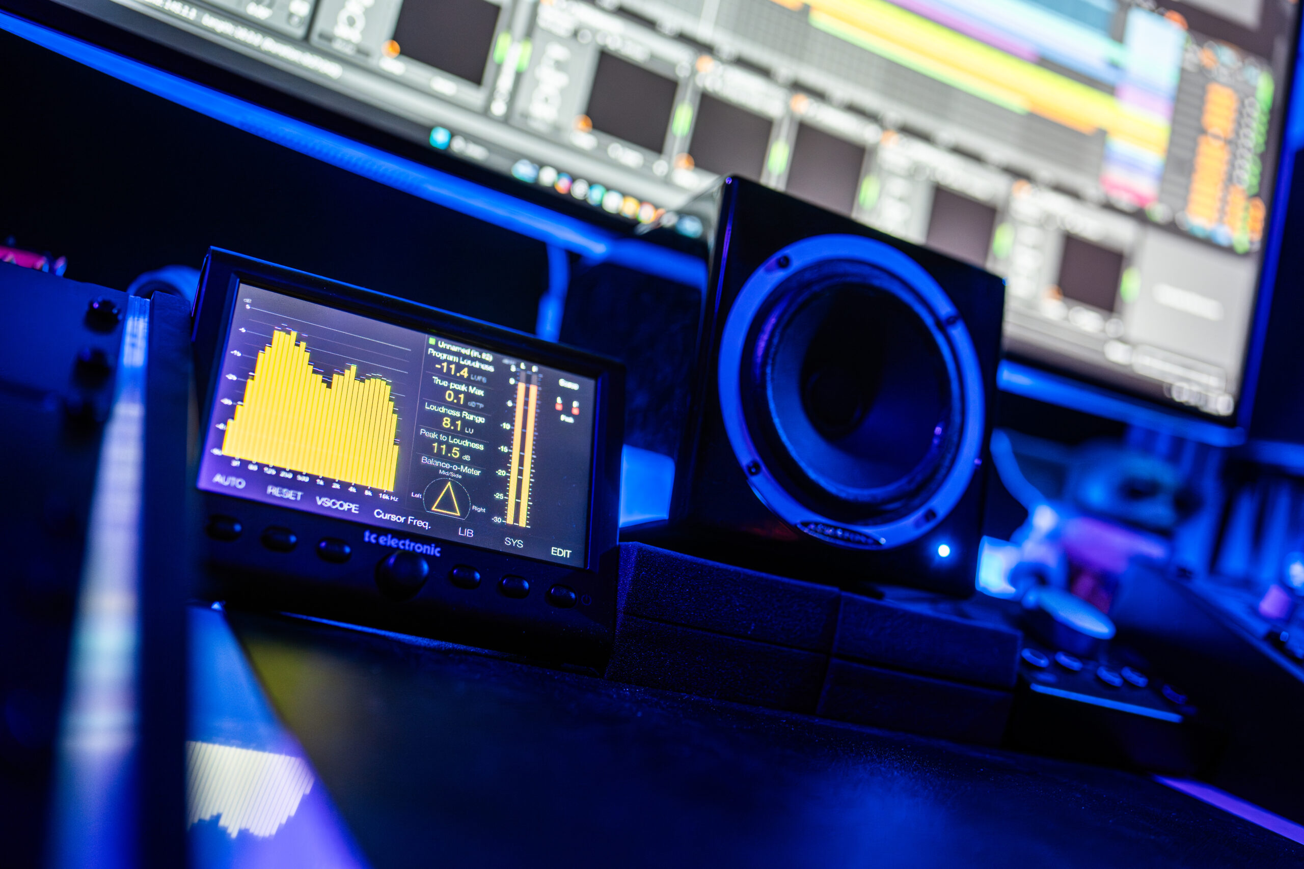 TC Electronic Clarity M meter en monitor speaker met DAW op achtergrond in producerstudio