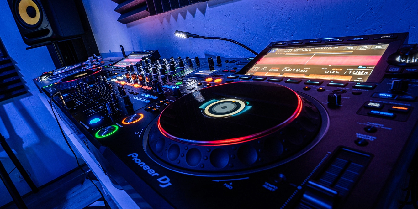 DJ draaitafel en mixer setup tijdens 1-op-1 DJ lessen in Zwanenburg