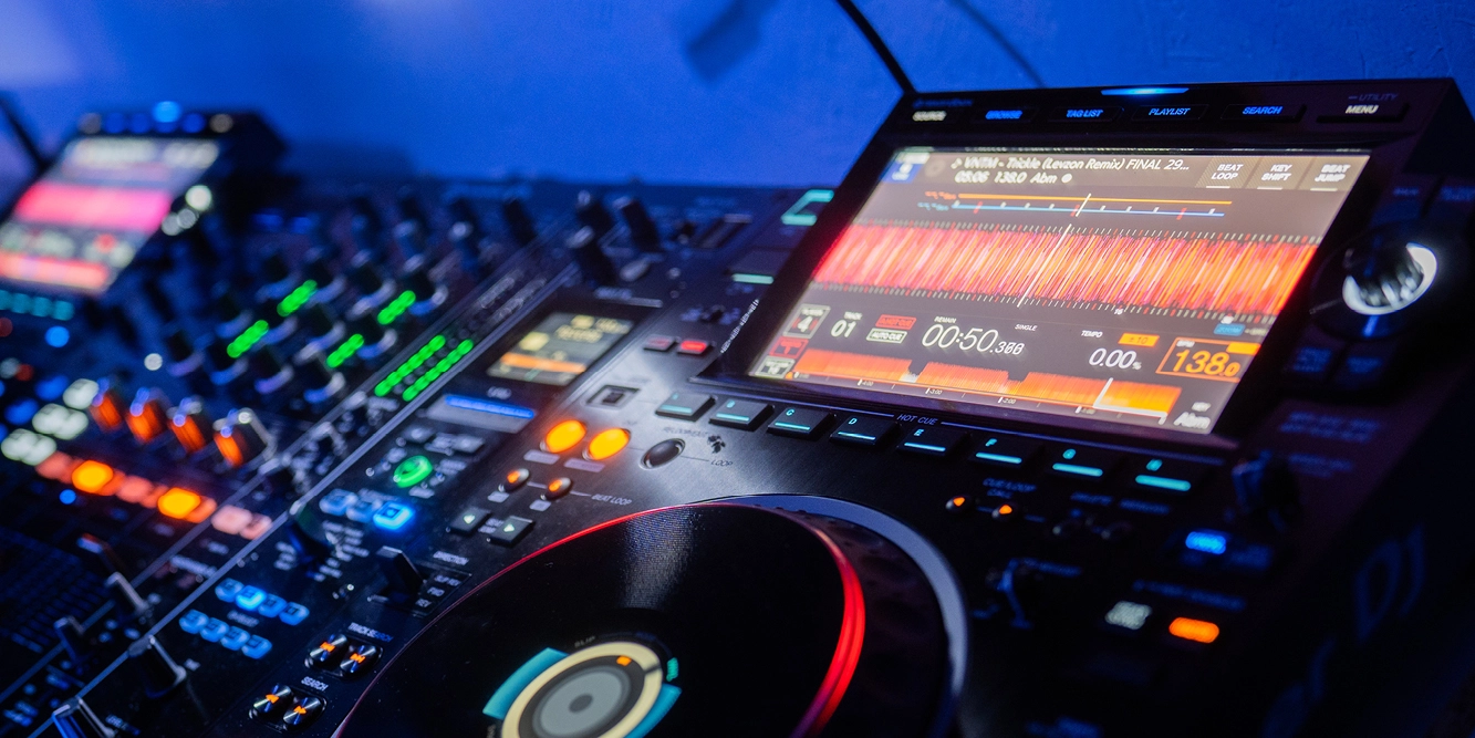 Trackvoorbereiding en Rekordbox workflow op Pioneer CDJ-3000 tijdens DJ lessen