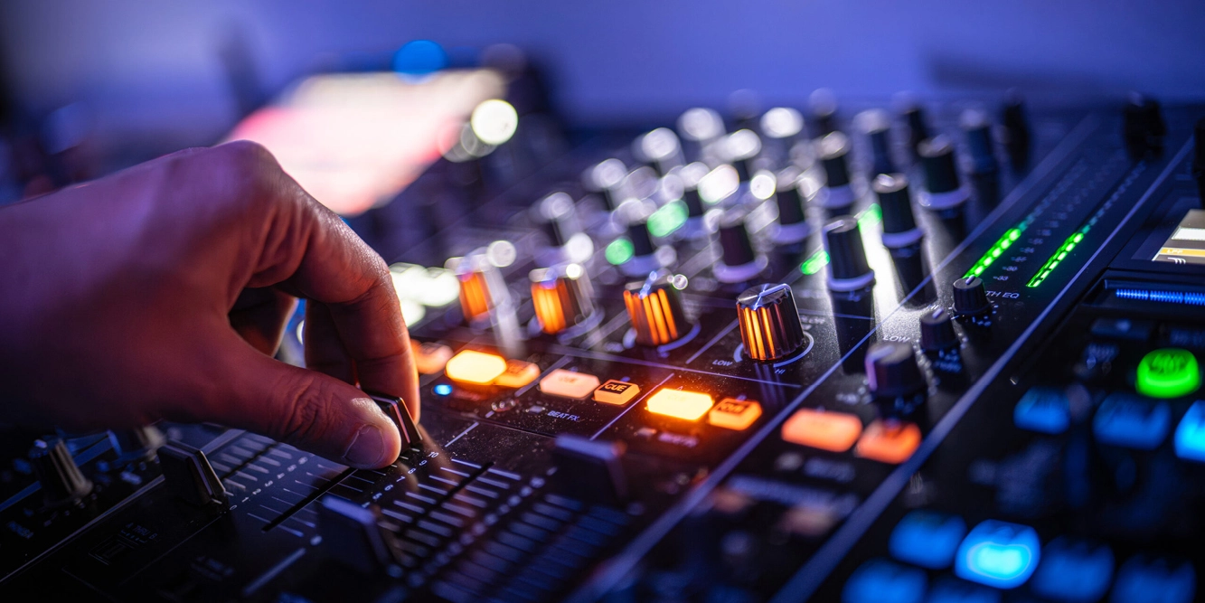 Beginner leert beatmatchen en mixen tijdens DJ les bij The BPM Lab