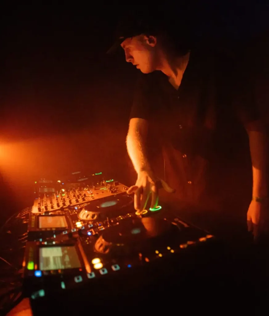 Sven van Velzen draait een DJ-set als Levzon in Club Radion in Amsterdam