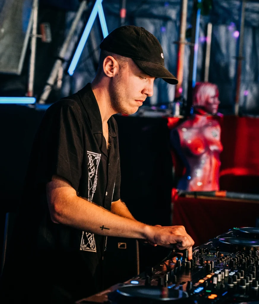 Sven van Velzen draait een DJ-set als Levzon op Deine Festival